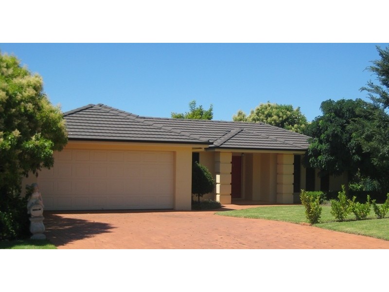 6 Oakmont Avenue, Dubbo NSW 2830