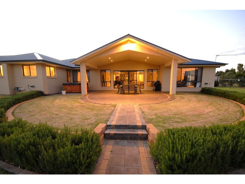 7 Chanara Crescent, Dubbo NSW 2830