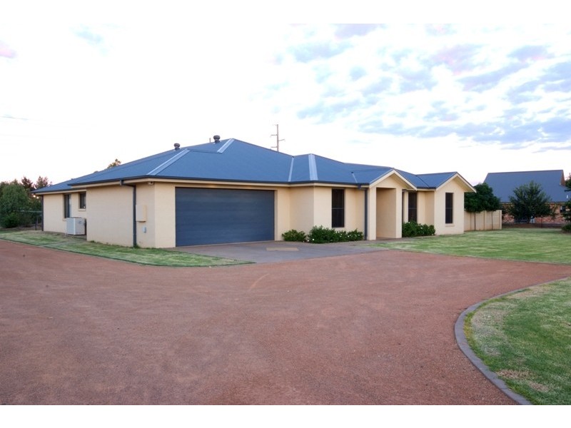7 Chanara Crescent, Dubbo NSW 2830