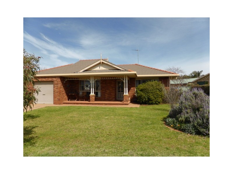 6 Cobden Place, Parkes NSW 2870