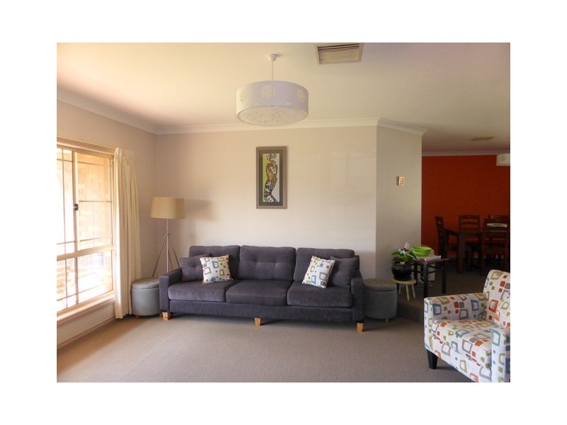 6 Cobden Place, Parkes NSW 2870