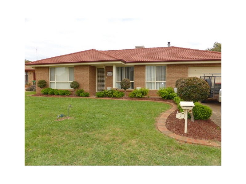 7 Mimosa Ave, Parkes NSW 2870
