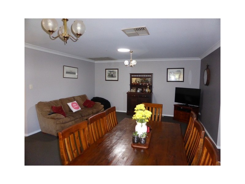 8 Glengowrie Close, Parkes NSW 2870