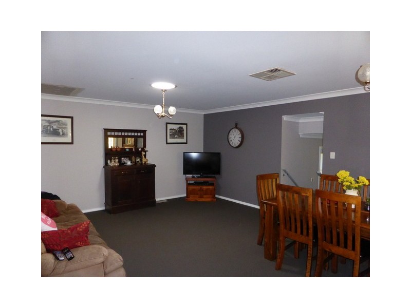 8 Glengowrie Close, Parkes NSW 2870