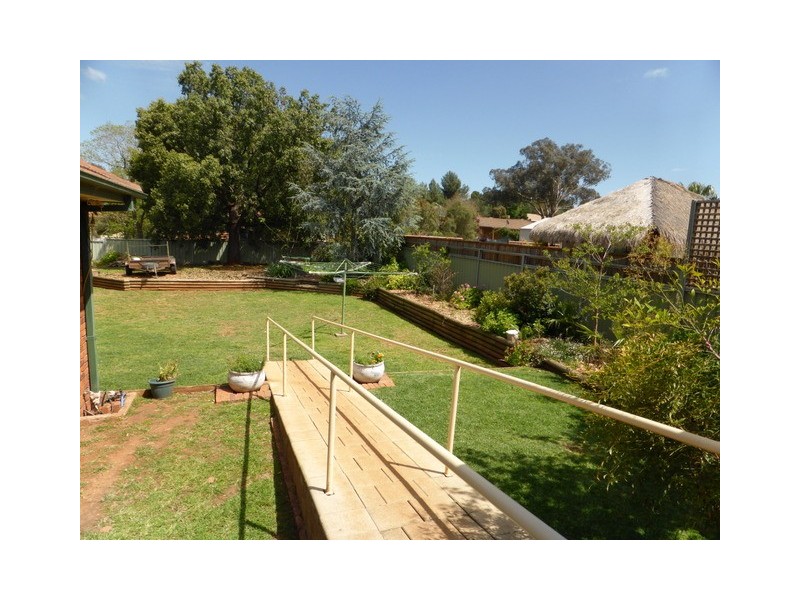 8 Glengowrie Close, Parkes NSW 2870