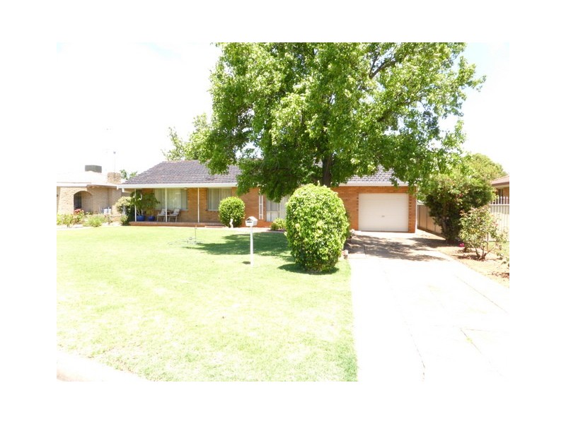 3 Downes Cres, Parkes NSW 2870