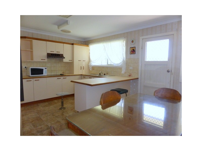 3 Downes Cres, Parkes NSW 2870