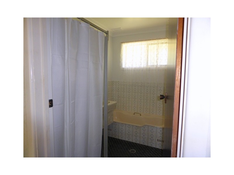 3 Downes Cres, Parkes NSW 2870