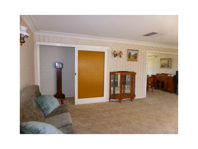 3 Downes Cres, Parkes NSW 2870