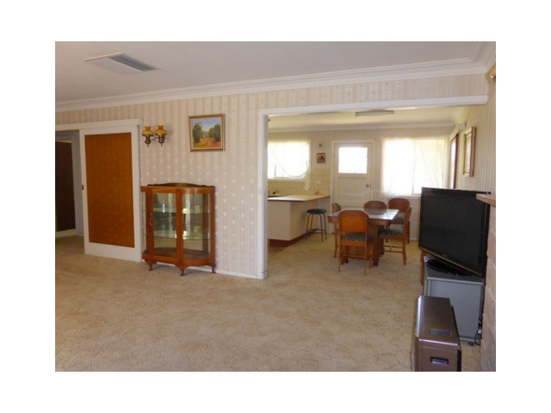 3 Downes Cres, Parkes NSW 2870