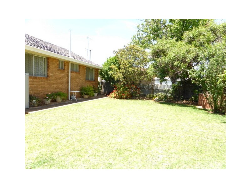 3 Downes Cres, Parkes NSW 2870