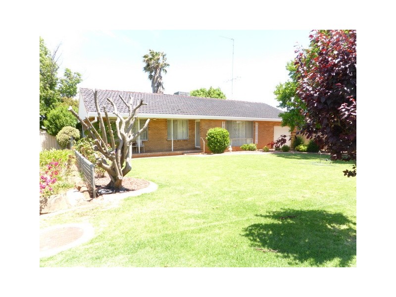 3 Downes Cres, Parkes NSW 2870