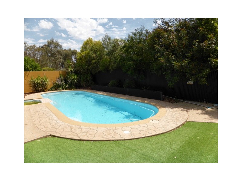 82 Pine Road, Parkes NSW 2870
