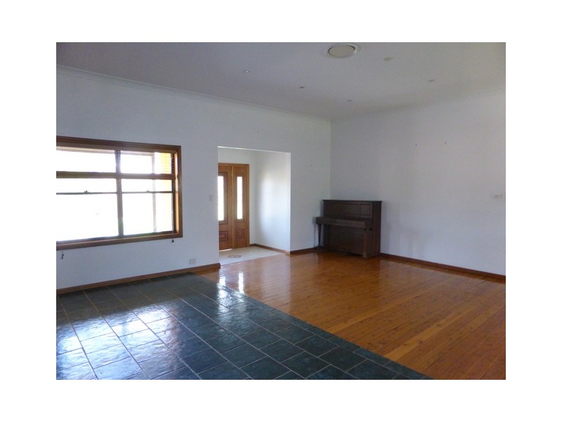 82 Pine Road, Parkes NSW 2870