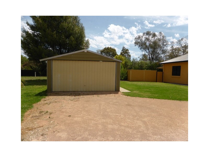 82 Pine Road, Parkes NSW 2870