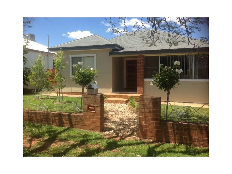 21 East Street, Parkes NSW 2870