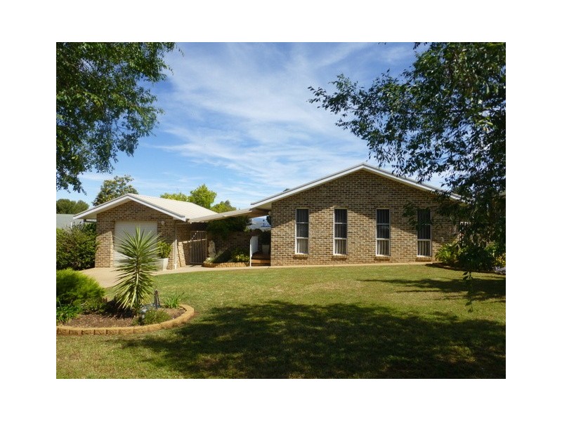 13 Hillcrest Avenue, Parkes NSW 2870