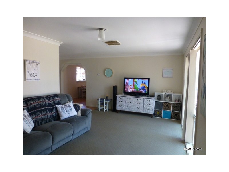 50 Station Street, Parkes NSW 2870