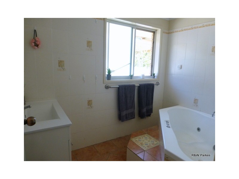 50 Station Street, Parkes NSW 2870