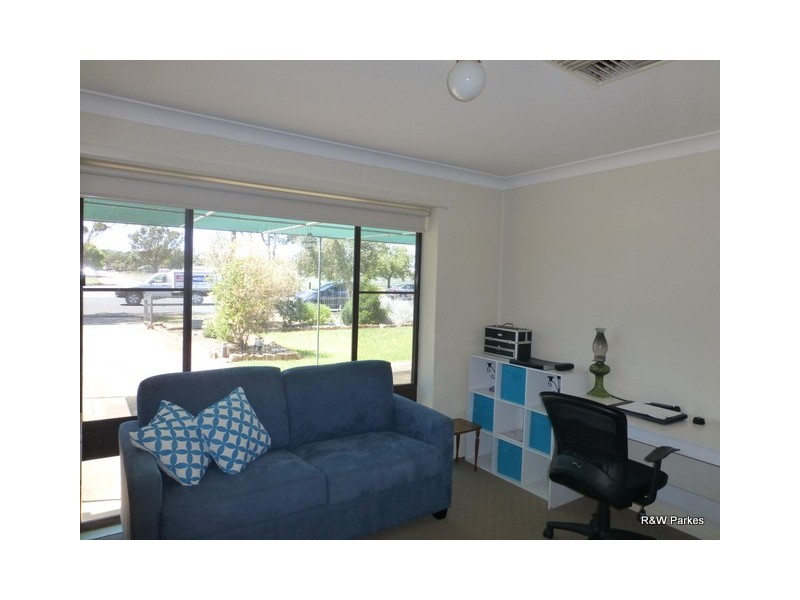 50 Station Street, Parkes NSW 2870