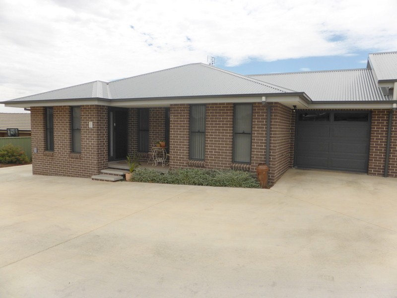 2/8 Clancy Place, Parkes NSW 2870
