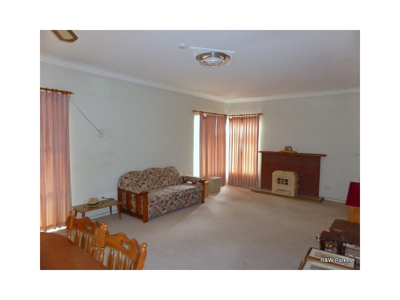 13 Brolgan Road, Parkes NSW 2870