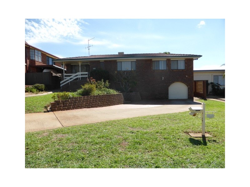 28 Evans Parade, Parkes NSW 2870