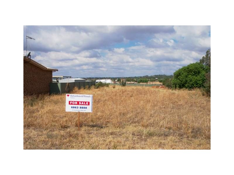 37 Blaxland Street, Parkes NSW 2870