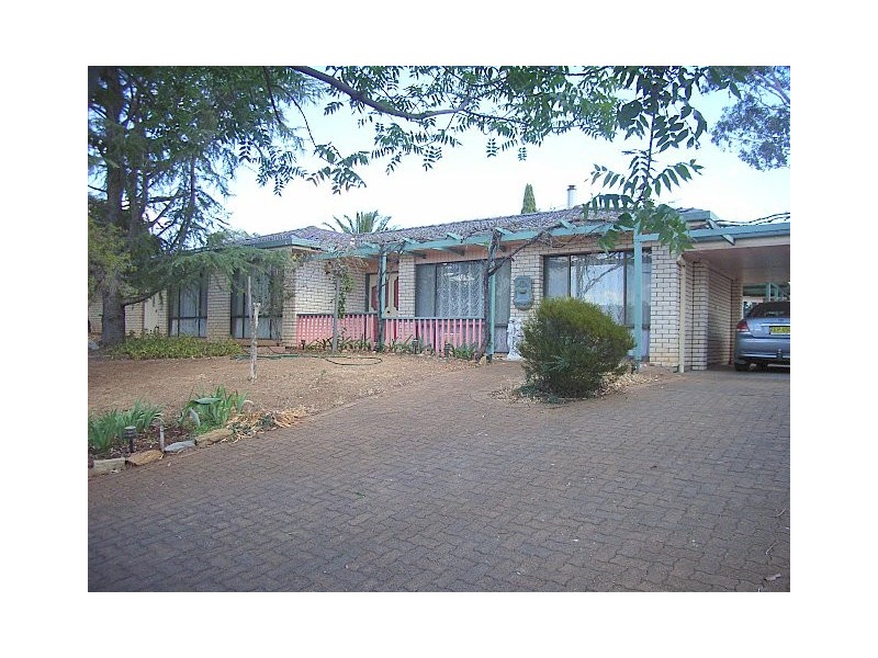 2 Hillcrest Avenue, Parkes NSW 2870