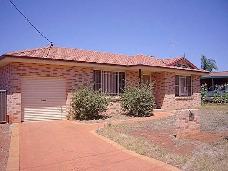 3 Guillan Place, Parkes NSW 2870