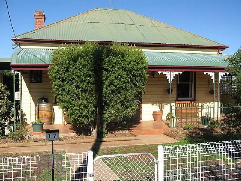 17 Thurlstone Street, Parkes NSW 2870