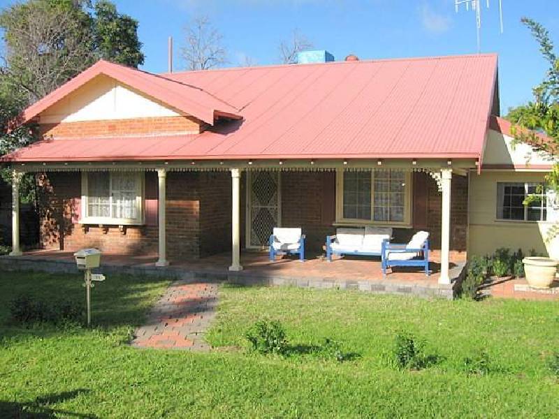 11 Thurlstone Street, Parkes NSW 2870