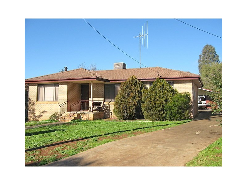 15 Barton Street, Parkes NSW 2870