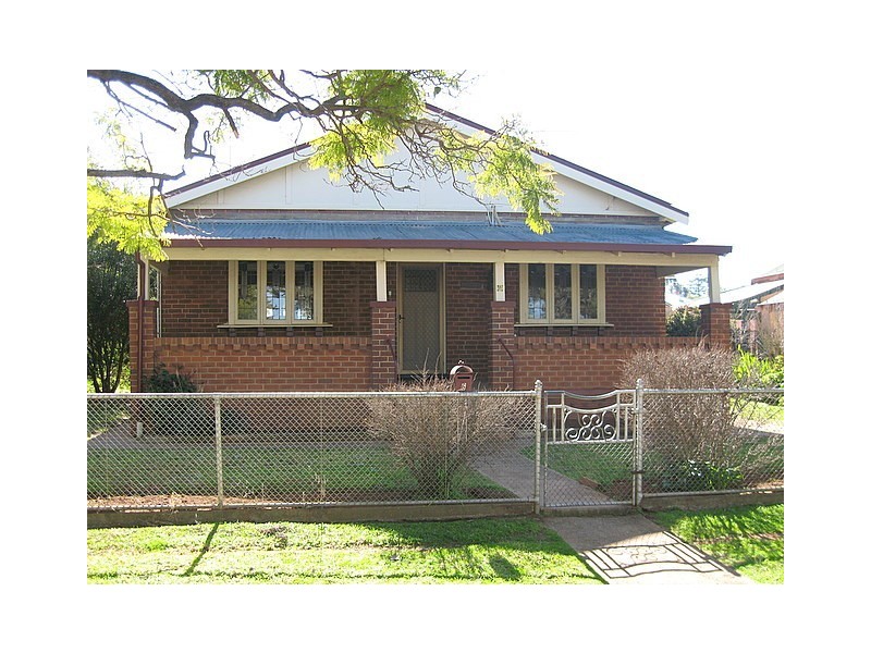6 Thurlstone Street, Parkes NSW 2870