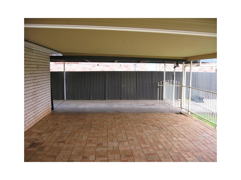 20 Barton Street, Parkes NSW 2870