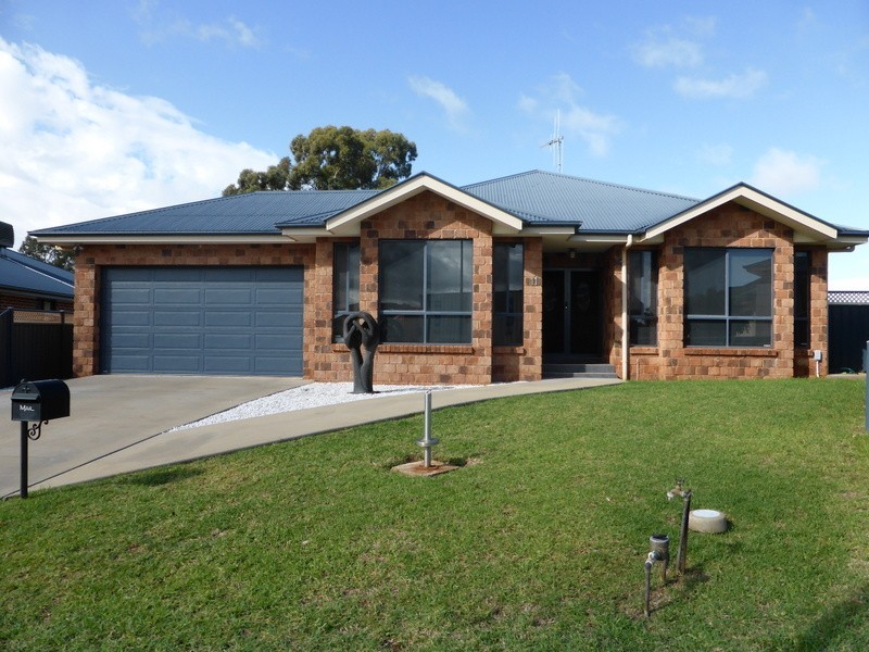 11 Mossgiel Place, Parkes NSW 2870