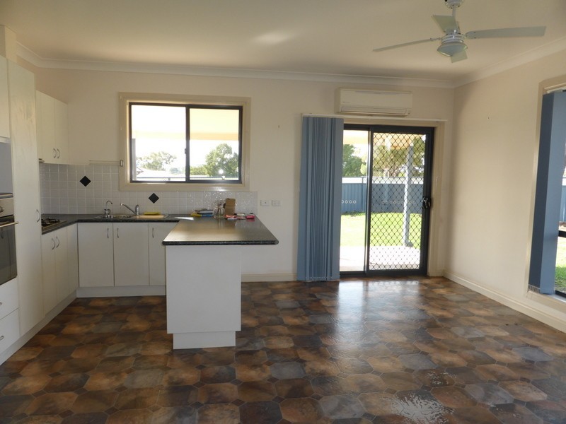 11 Mossgiel Place, Parkes NSW 2870