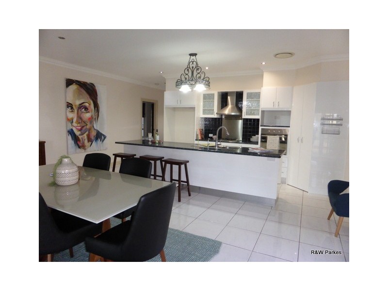 11 Mossgiel Place, Parkes NSW 2870