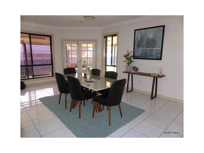 11 Mossgiel Place, Parkes NSW 2870