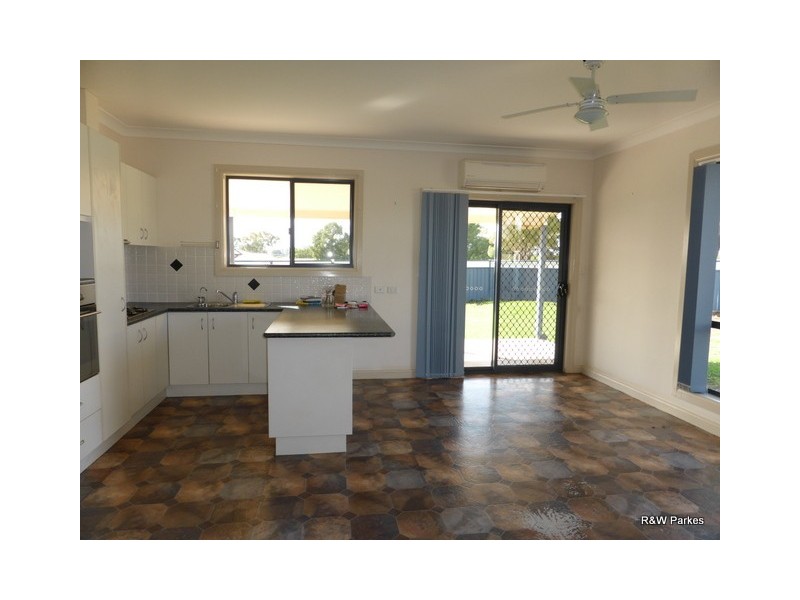 11 Mossgiel Place, Parkes NSW 2870