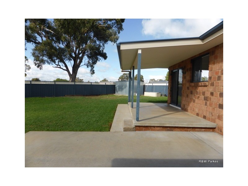 11 Mossgiel Place, Parkes NSW 2870