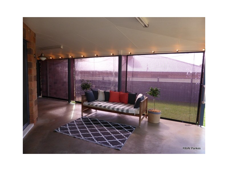 11 Mossgiel Place, Parkes NSW 2870