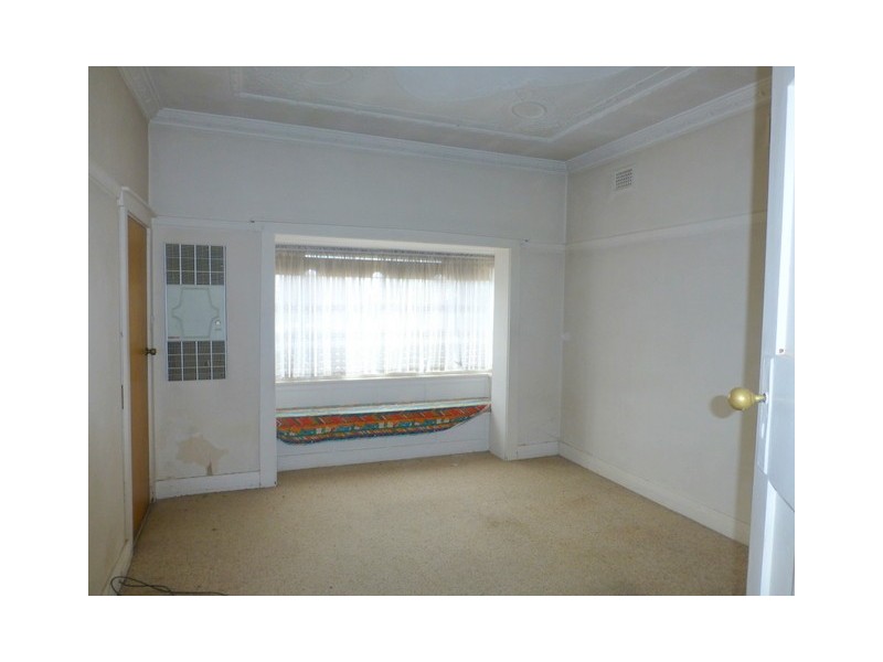 4 Armstrong Street, Parkes NSW 2870