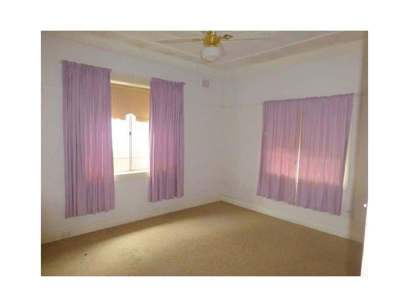 4 Armstrong Street, Parkes NSW 2870