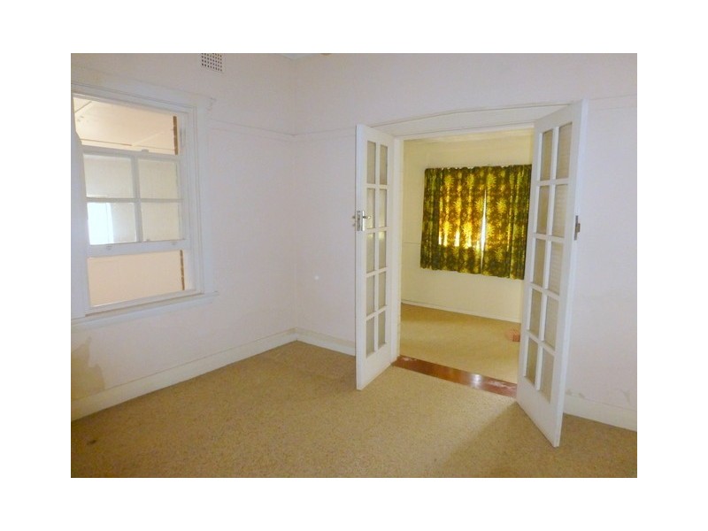 4 Armstrong Street, Parkes NSW 2870