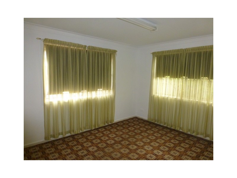 4 Armstrong Street, Parkes NSW 2870