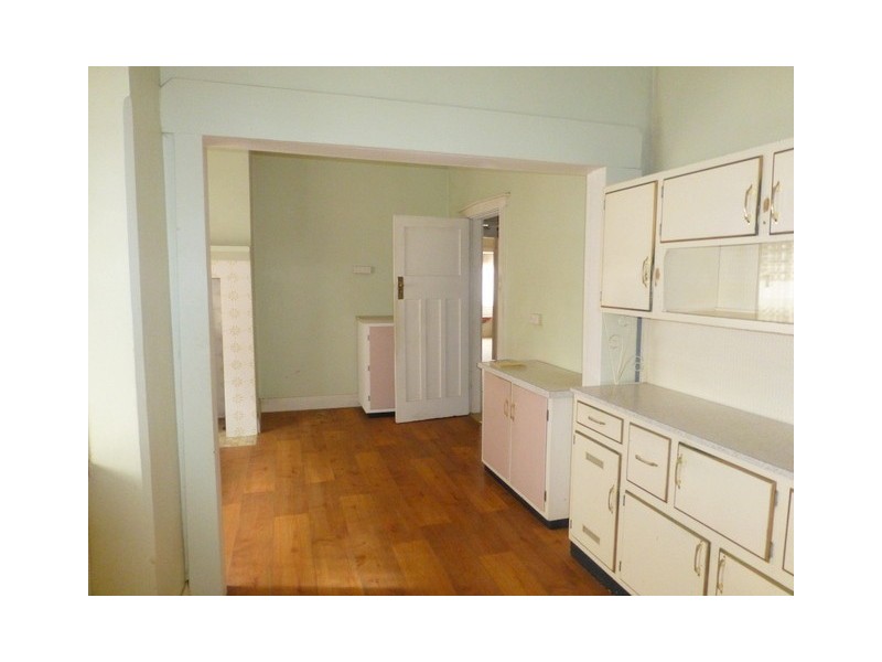 4 Armstrong Street, Parkes NSW 2870