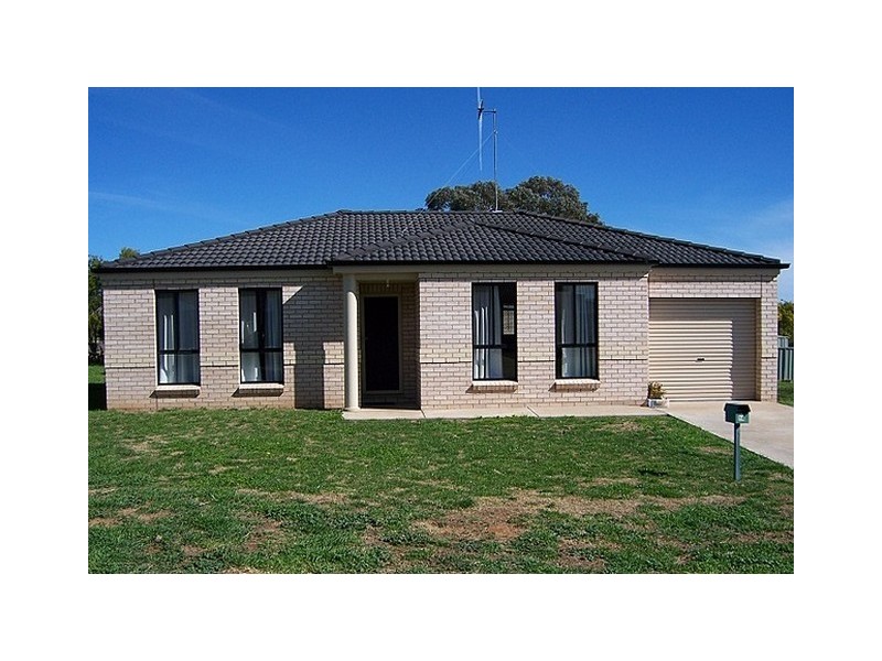 14 George Field Drive, Parkes NSW 2870