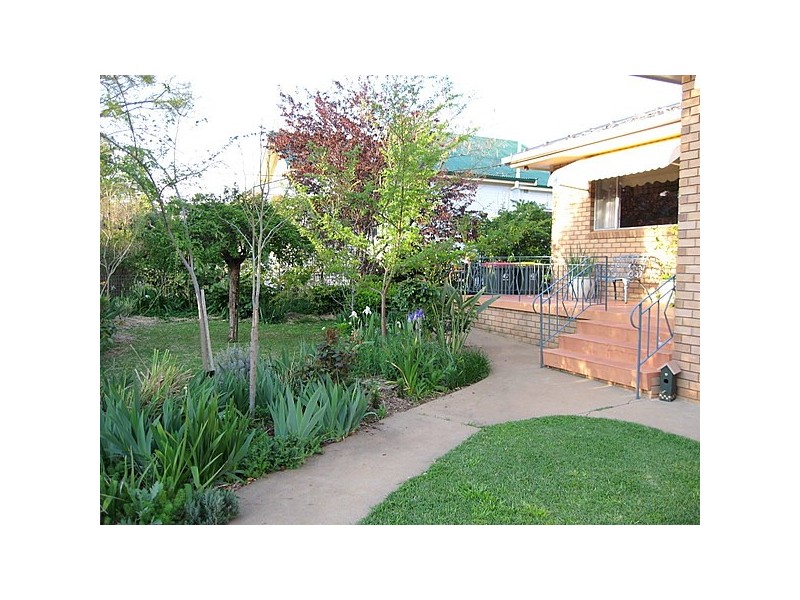 1 Hedgegrow Avenue, Parkes NSW 2870