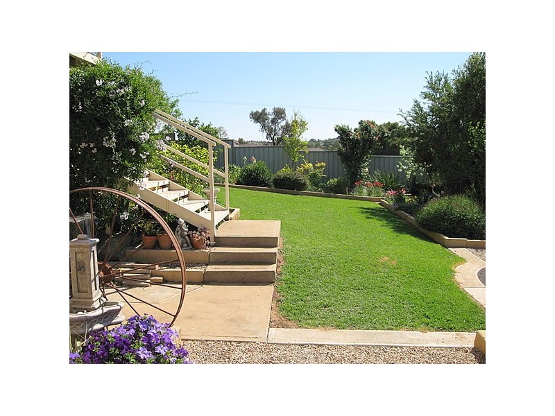 16 Vaucluse Place, Parkes NSW 2870